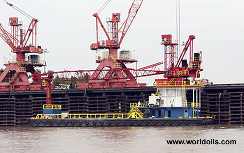 Flat barge with pedestal crane Manitowoc M2250 S1